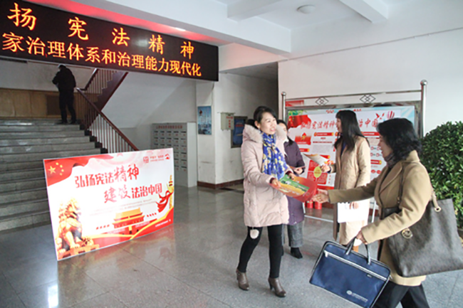 FT[19EP[G$W~135HX$F<p>　　為深入貫徹落實中央、省、局關(guān)于國家憲法日宣傳周指示精神，12月4日上午，地調(diào)院開展了以主題為“弘揚憲法精神，推進國家治理體系和治理能力現(xiàn)代化”的憲法知識宣傳活動。</p>
<p>　　在機關(guān)一樓電子屏播放“弘揚憲法精神，推進國家治理體系和治理能力現(xiàn)代化”宣傳主題，制作擺放3塊憲法知識宣傳展板，在平陽路辦公區(qū)發(fā)放憲法知識宣傳單。</p>
<p></p>
<p>　　通過此項活動，機關(guān)干部職工學(xué)習(xí)了憲法知識，學(xué)習(xí)了習(xí)近平總書記全面依法治國的新理念、新思想、新戰(zhàn)略。為激勵黨員干部帶頭維護和忠于憲法的憲法意識、責(zé)任意識，提高政治站位，牢記初心使命，牢牢把握正確的政治方向和輿論導(dǎo)向，營造了學(xué)法、用法、尊崇憲法的濃厚氛圍。</p>
<p></p>
<p>　　<p style=